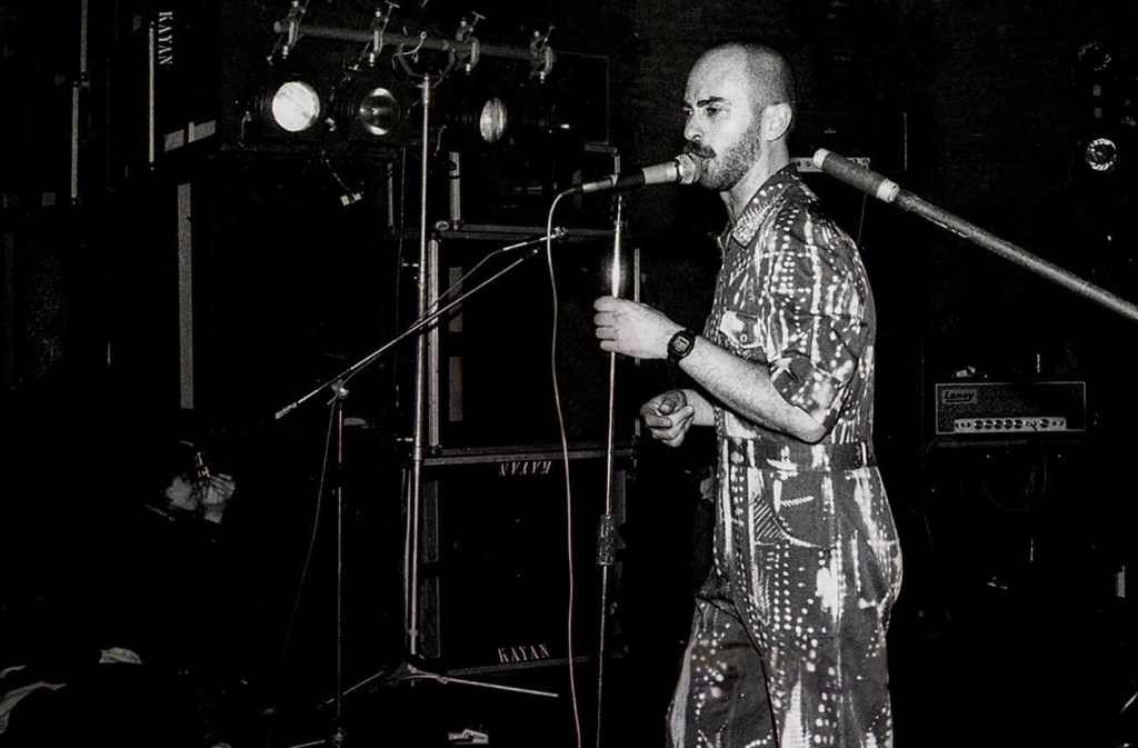 Baluarte del underground en el medio rockero local durante años, Los Redonditos de Ricota son hoy casi un mito viviente. Su origen, su historia, lo que hacen y lo que obtienen los convierten en un grupo indiscutiblemente único e incomparable.

Pese a lo que puede esperarse de una propuesta como la de Los Redonditos, el grupo ha    ido creciendo paulatinamente, hasta hacerse de un público representativo en cantidad. Hoy, la banda concreta un anhelo: llega a editar su primer disco, titulado “Gulp”, en forma independiente. De este trabajo (y de sus presentación en el teatro Astros), hablan los dos integrantes originales de Los Redonditos de Ricota, el guitarrista Skay y el cantante Indio Solari.