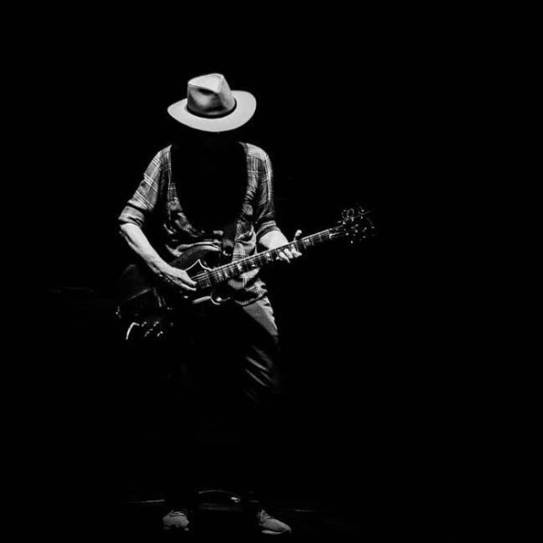 A solas con Skay – Por los caminos de la libertad 